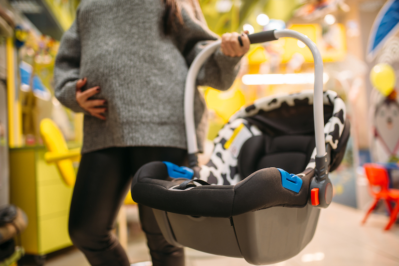 pregnant-woman-with-portable-bed-in-store-2021-08-26-16-26-54-utc